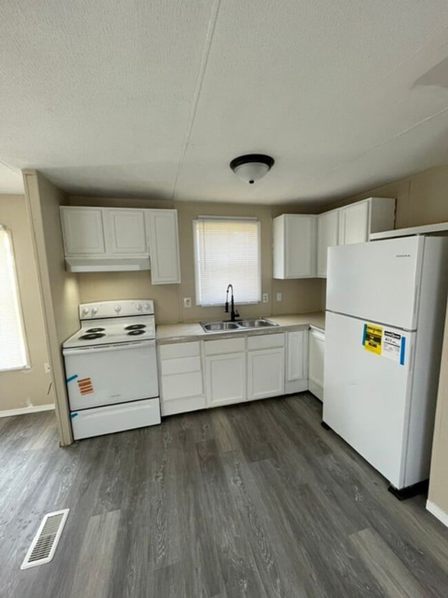 Building Photo - Eagle Estates