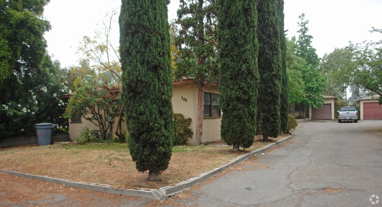 Foto del edificio - 250 S Indian Hill Blvd