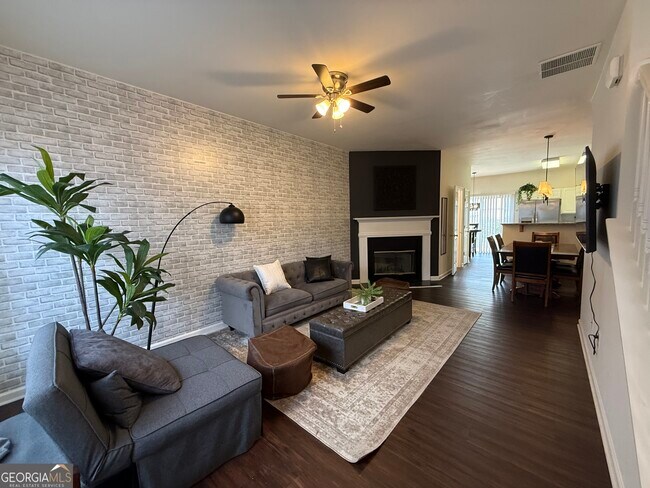 Foto del edificio - 1524 Cove Creek Cir