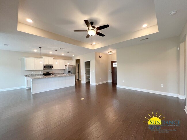 Foto del edificio - Spacious 4-Bedroom 2.5 Bathroom Home in Ti...