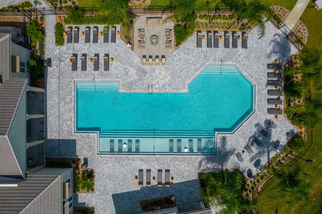 Mira Crystal Lake apartments — community photo - Mira Crystal Lake
