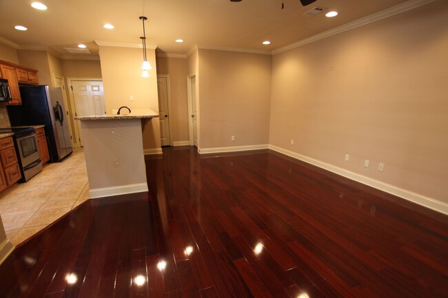 Foto del edificio - Beautiful Upscale Townhome Available in July!