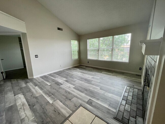 Foto del edificio - $0 DEPOSIT OPTION. BRIGHT AND AIRY TWO BED...