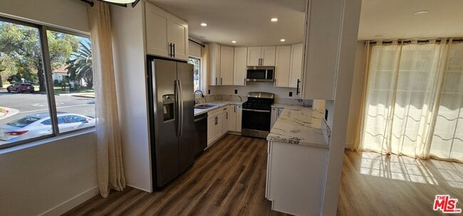 Foto del edificio - 8668 Gregory Way