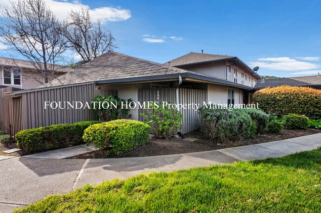 Building Photo - Light Filled 3BR/2BA End Unit in Marinwood...
