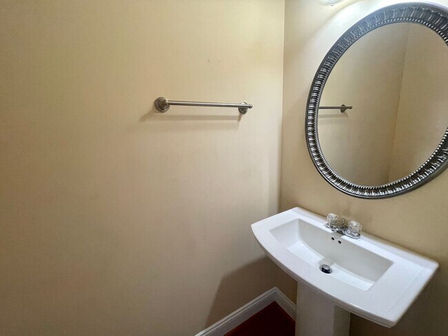 Foto del edificio - End Unit! - Colonial Inspired Three Story ...