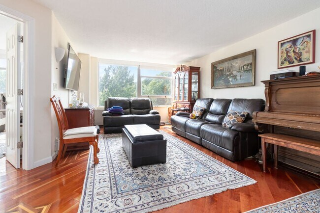 Foto del edificio - Large three bedroom in Brookline for Septe...