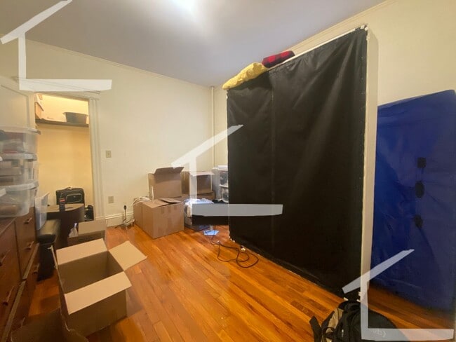 Building Photo - No Brokers Fee, No Security Deposit, centr...