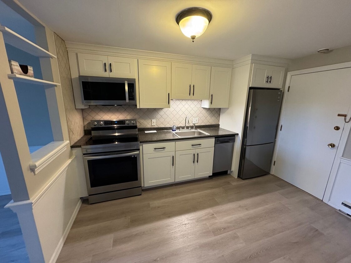 Primary Photo - Freshly Updated 1 Bedroom Newburyport Cond...