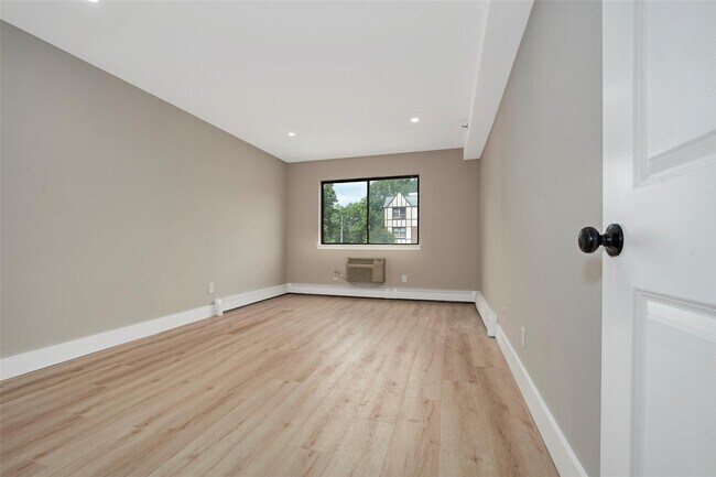 Building Photo - 15 Greenridge Ave