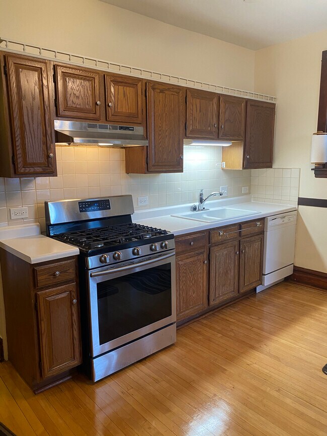 Foto del edificio - 2216 W Addison St