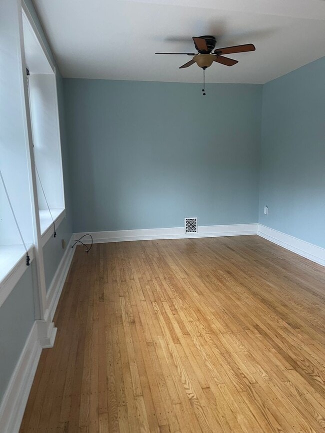 Building Photo - Large 2Nd. Floor 1 bedroom Apt.