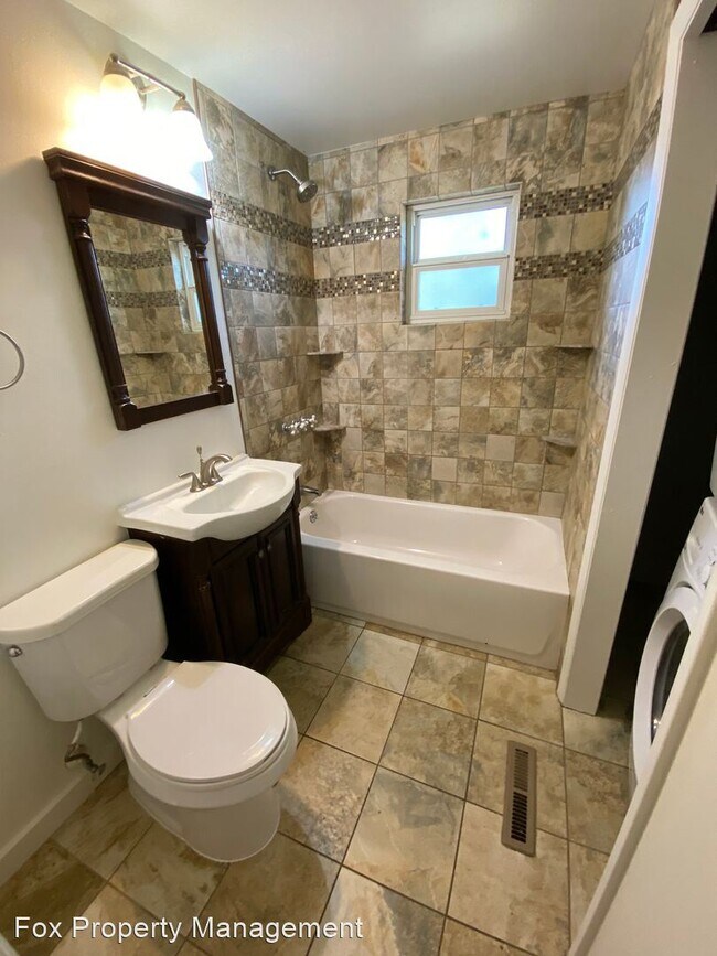 Building Photo - 3 br, 1.5 bath House - 3155 E. Aurora Avenue