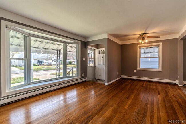 Foto del edificio - Beautifully Updated 3-Bedroom Home with Finished Basement & Spacious Backyard in Prime Royal Oak ...