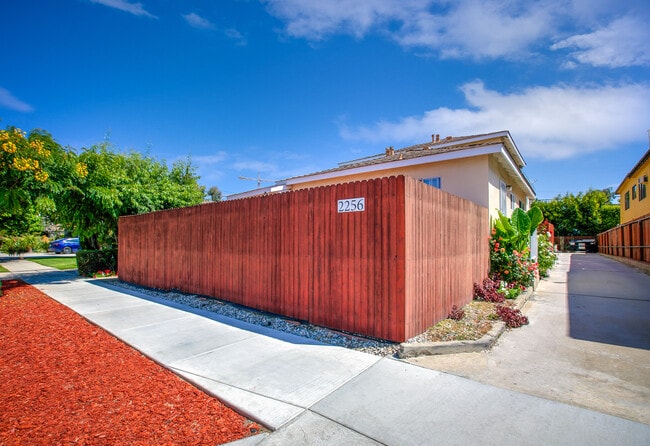 Building Photo - 2256 S Carmelina Ave