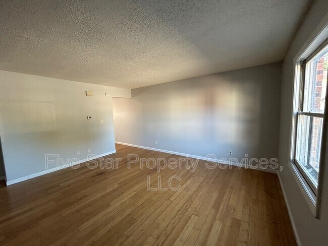 Foto del edificio - 110 W Lake Shore Dr