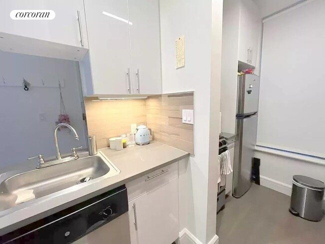 Foto del edificio - 242 E 83rd St
