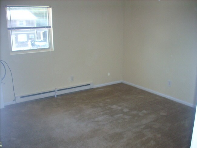 small bedroom - 504 Shenandoah Dr