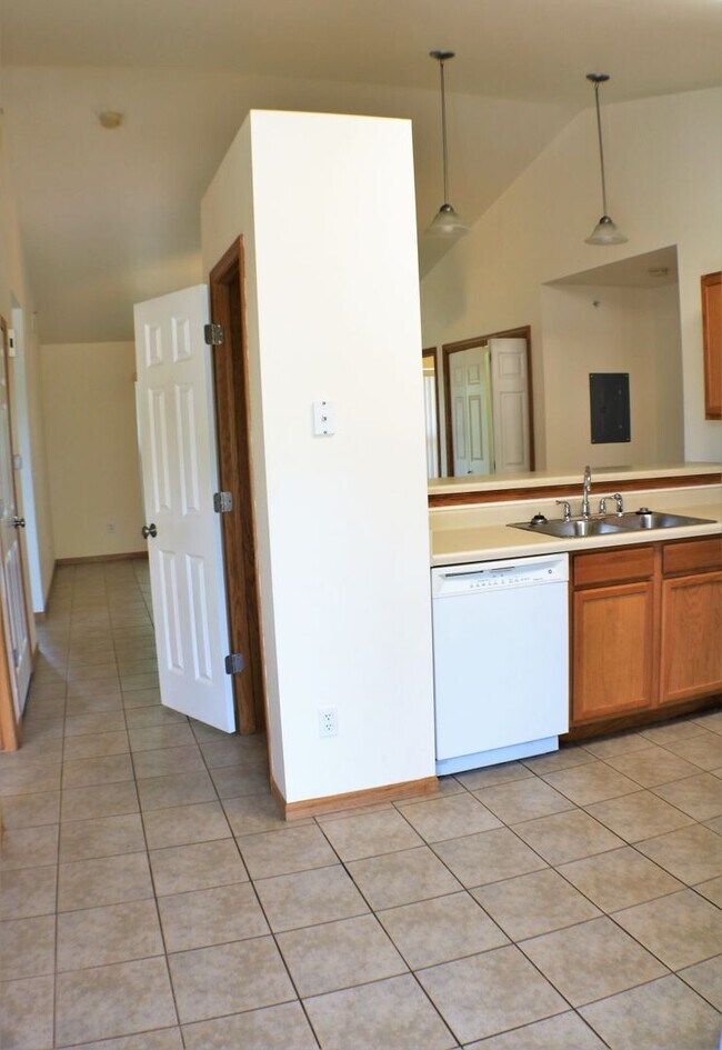 Foto del edificio - $2,650 | 4 Bedroom, 2 Bathroom | 3rd Floor...