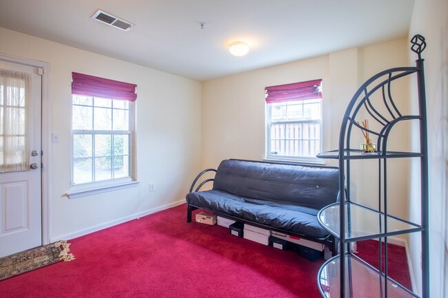 Building Photo - Amazing 3 BR/2.5 BA Townhome in Randle Hei...