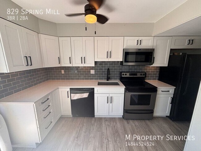Building Photo - Charming 3BR/1.5BA End Unit Townhome in Co...