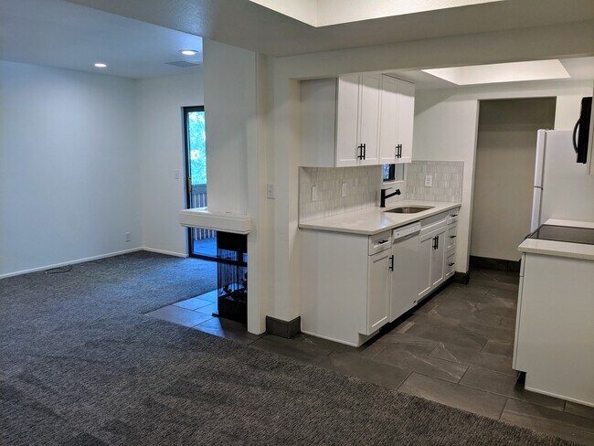 Building Photo - Completely Updated 2 Bedroom