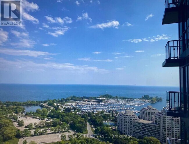 Photo du bâtiment - 2212 Lake Shore Blvd W