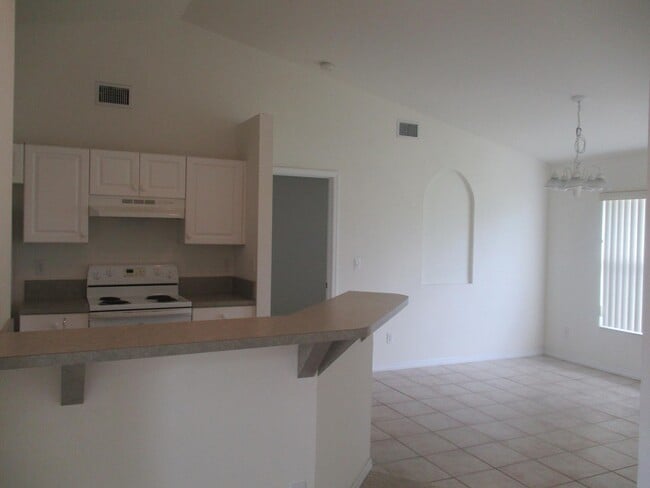 Foto del edificio - Coming soon  nice 3/2 with newer carpet