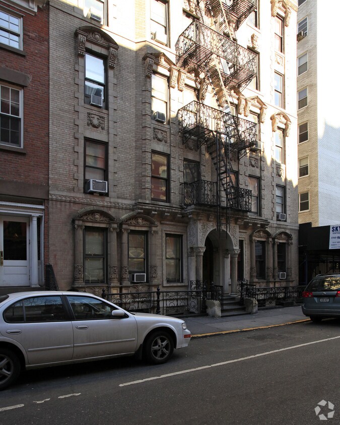 Foto del edificio - 135 W Tenth St