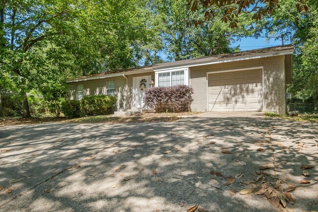 Foto del edificio - Updated Home Off Old Bainbridge Road