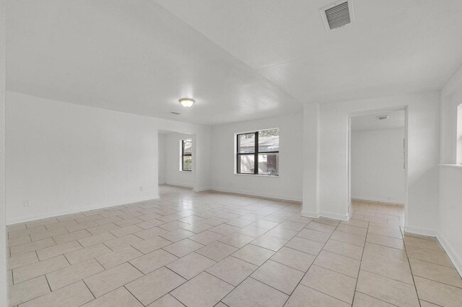 Building Photo - 1830 W 27th St