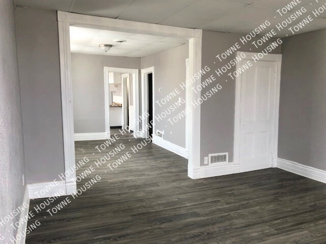 Building Photo - 572 W Utica St