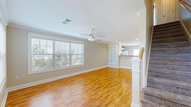 Foto del edificio - 1725 Harvey Mitchell Pkwy S