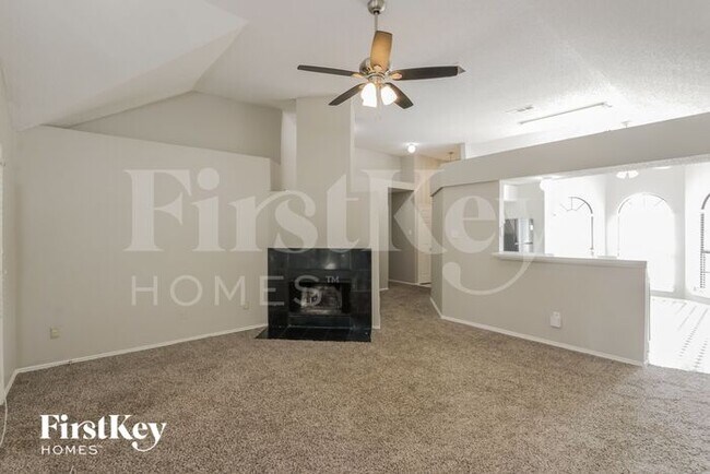 Foto del edificio - 701 Long Hill Ct