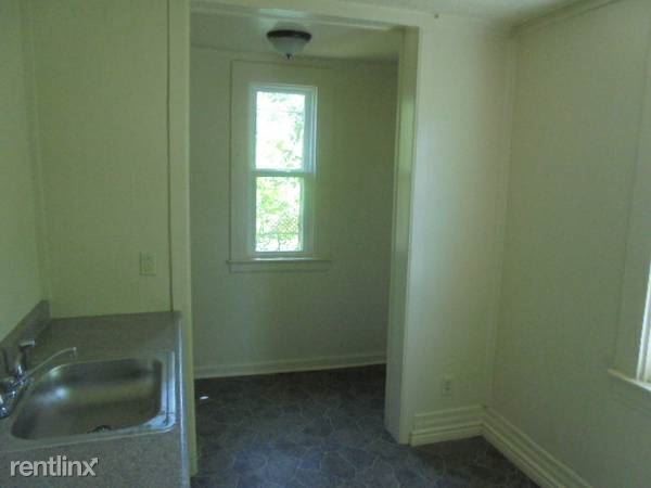 Building Photo - 3 br, 1 bath House - 302 1/2 Reynolds St