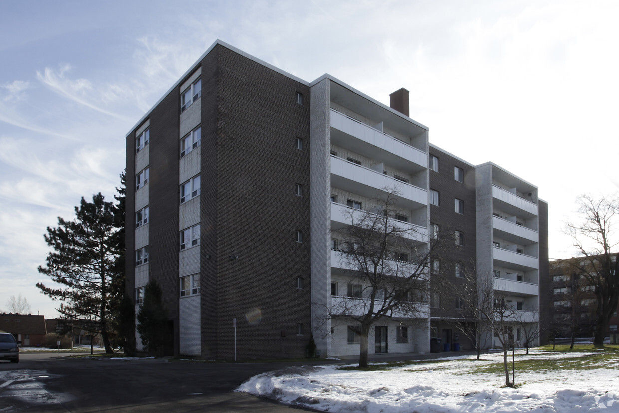 Building Photo - 1525 Bloor St E