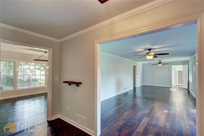 Building Photo - 3200 Golf Club Dr