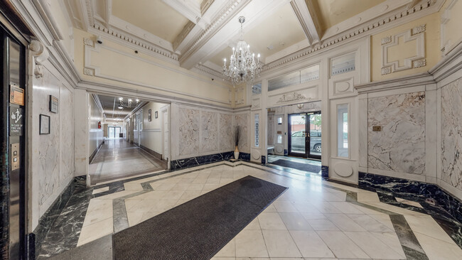 Lobby - Weissinger-Gaulbert Apartments