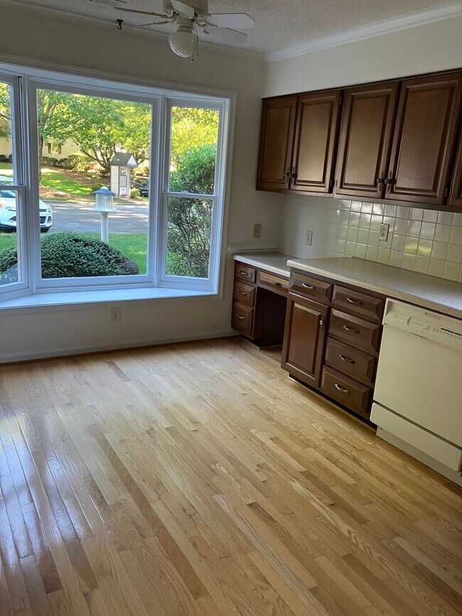 Building Photo - Two bedroom renovated townhouse in Oak Rid...