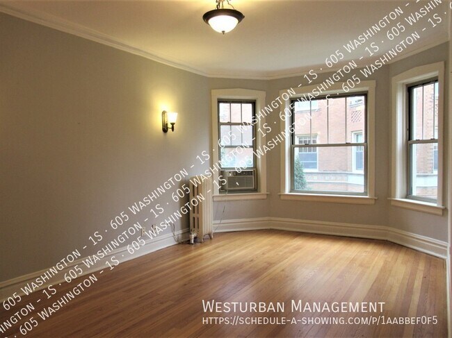 Building Photo - Central Oak Park Condo