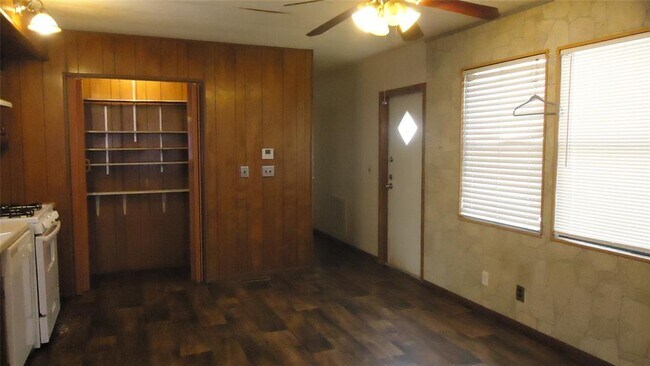 Building Photo - 106 Gossett St