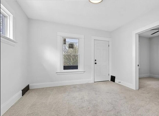 Building Photo - 9418 Parkview Ave