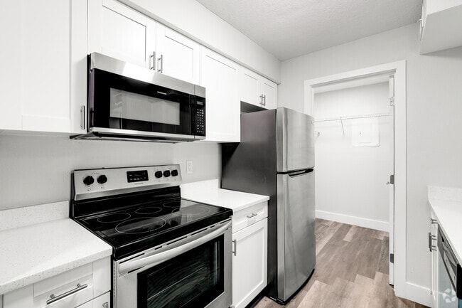 2BR, 2BA - 1,000SF - Kitchen - Park Apartments