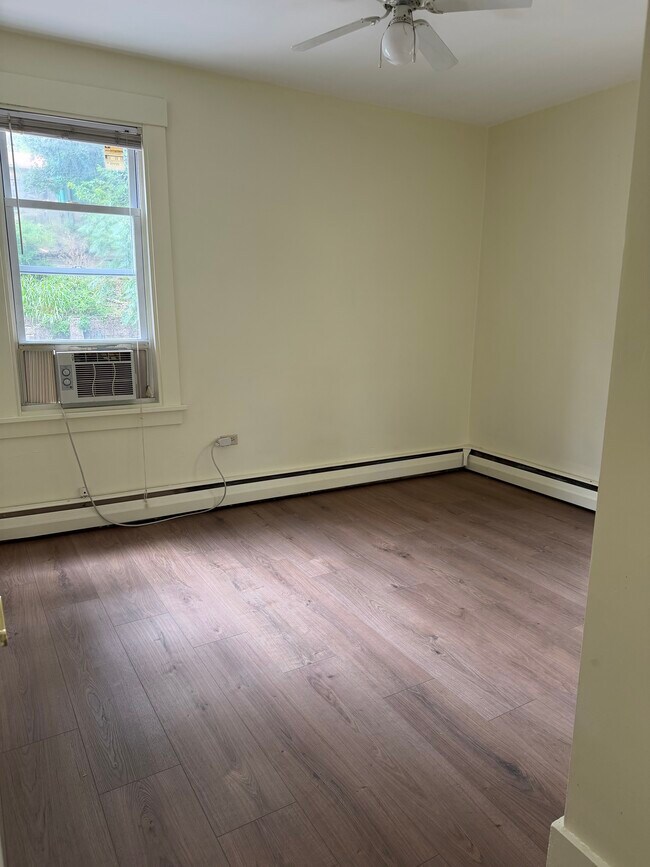 Dormitorio de 9'3" x 11'8" - 6315 Monitor St