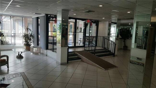 Building Photo - 4168 Inverrary Dr