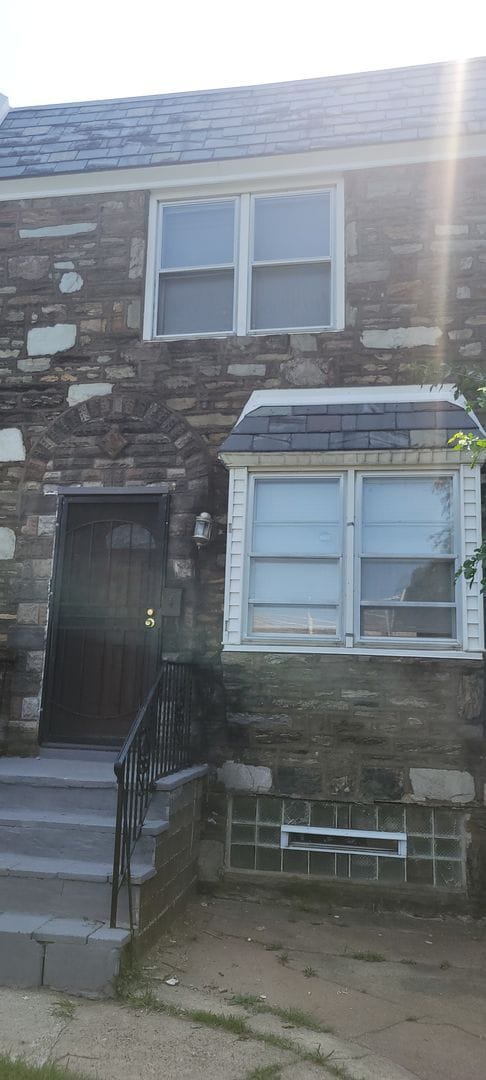 Building Photo - 2152 Fanshawe St