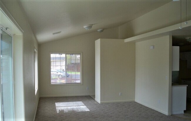 Building Photo - ~Great Home in Green with Beautiful Views~