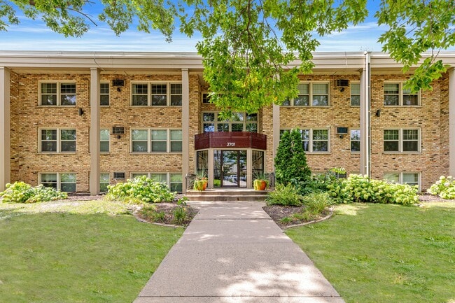 Building Photo - Burgundy And Hillsboro