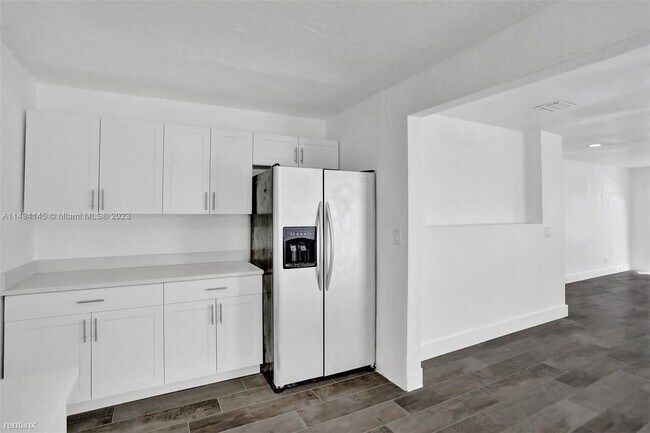 Foto del edificio - 3 br, 2 bath House - 242 SW 9th St # 1