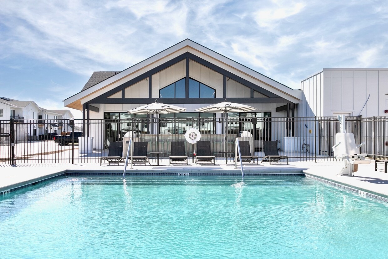 Heated Pool - Arno at Coventry